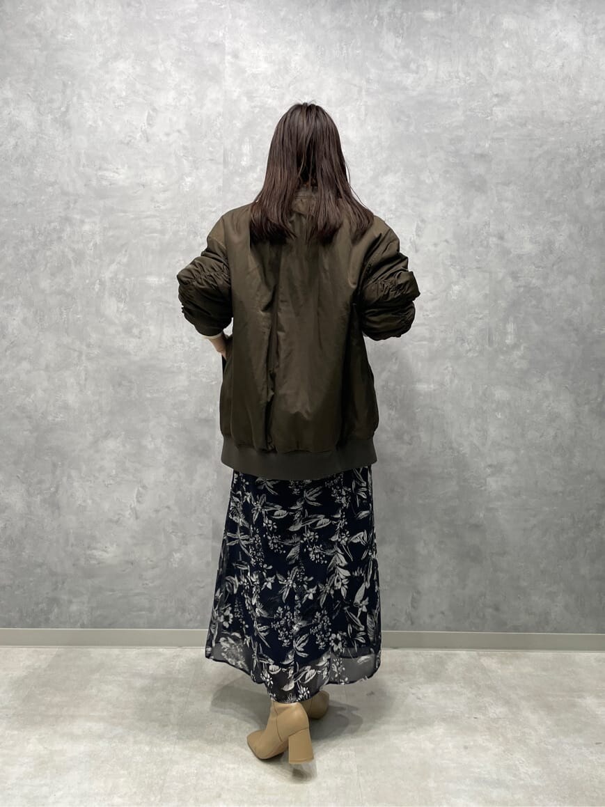 ブルー系のスカート、ブルー系のスカート、ベージュ系のブーツを着用したレディースの秋コーディネートの7枚目の写真