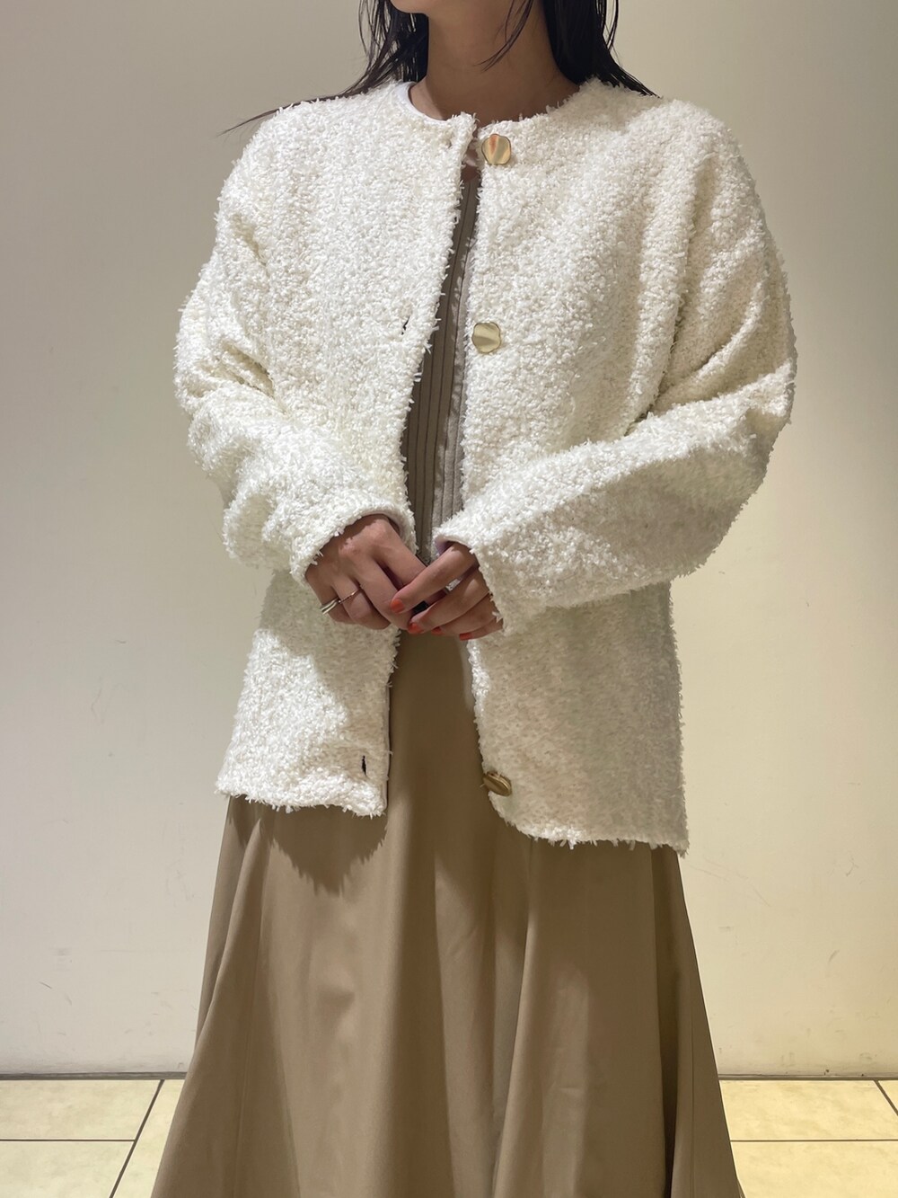 ベージュ系のワンピース、ホワイト系のブーツ、ホワイト系のカーディガン/ボレロを着用したレディースの秋コーディネートの6枚目の写真