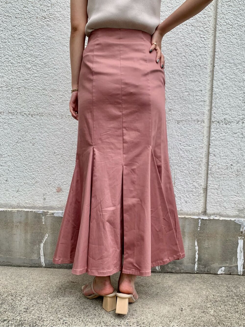 その他のその他シューズ、ホワイト系のニット/セーター、ピンク系のスカートを着用したレディースの夏コーディネートの7枚目の写真