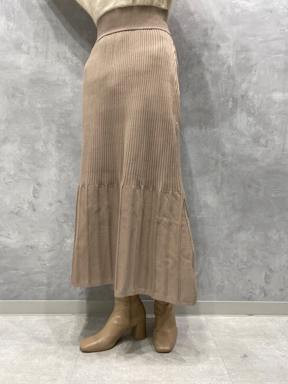 ホワイト系のワンピース、ベージュ系のブーツを着用したレディースの秋コーディネートの9枚目の写真