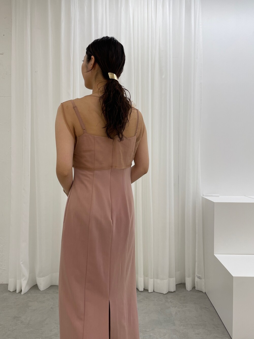 ブラック系のパンプス、ピンク系のドレスを着用したレディースの春コーディネートの9枚目の写真