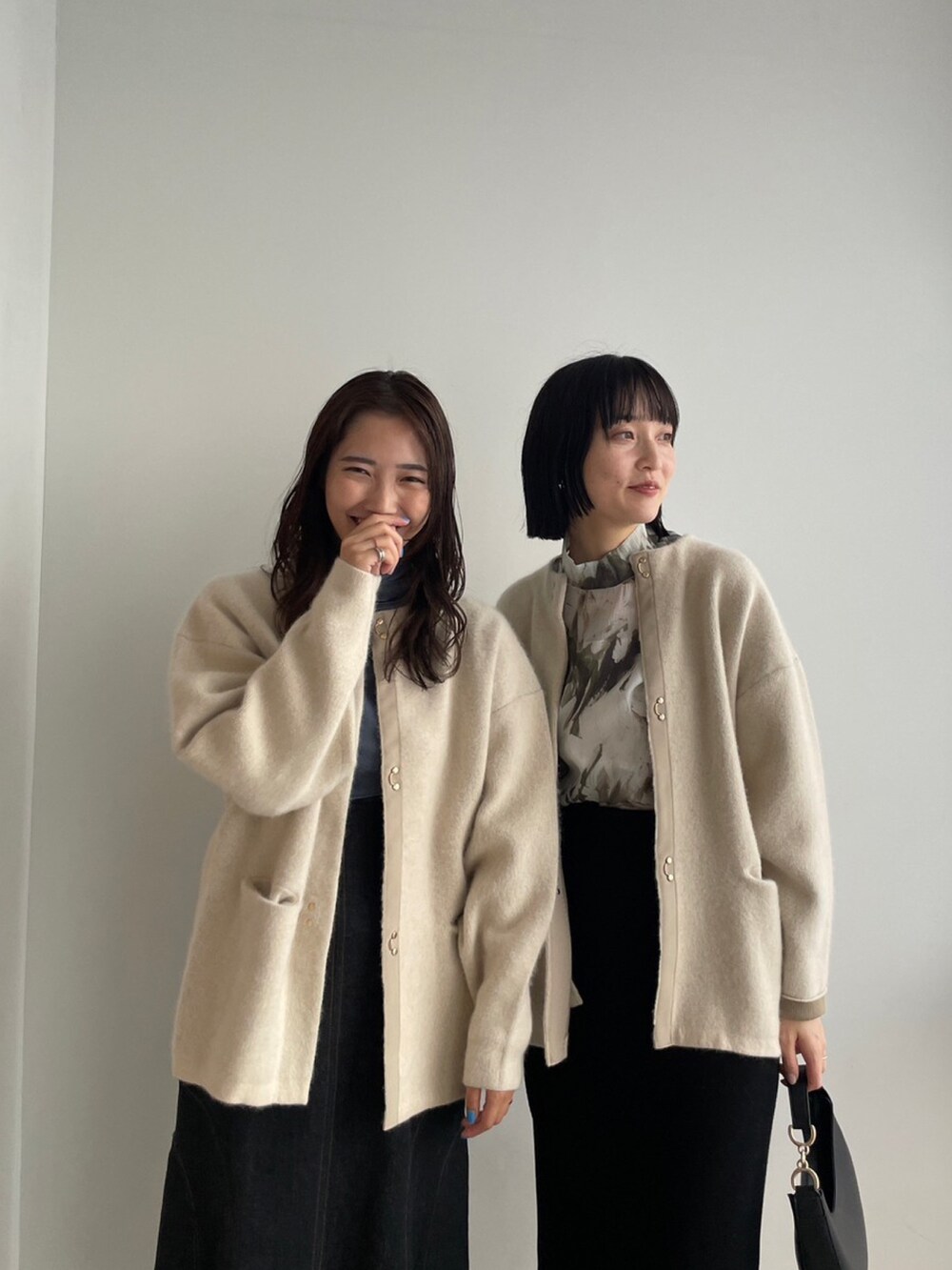 ホワイト系のカーディガン/ボレロ、ブルー系のTシャツ/カットソー、ブラック系のデニムスカートを着用したレディースの夏コーディネートの5枚目の写真