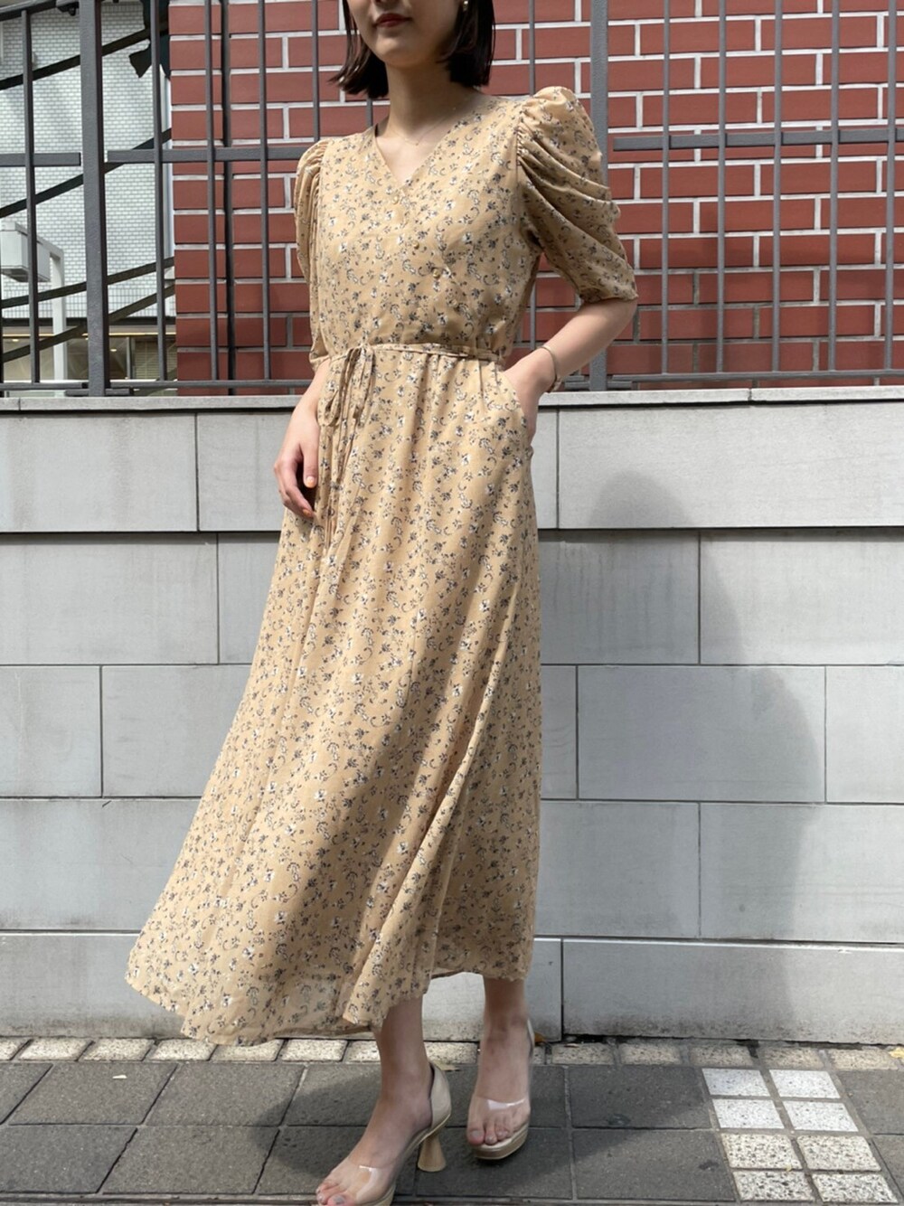 イエロー系のワンピース、その他のパンプスを着用したレディースの春コーディネートの4枚目の写真