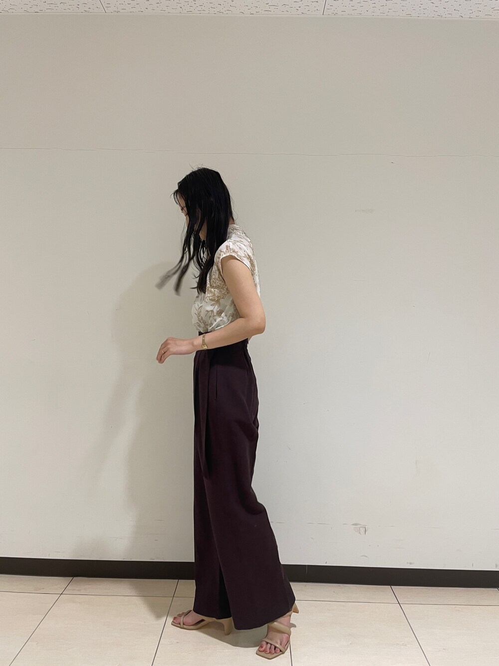 ブラウン系のその他パンツ、ベージュ系のサンダル、ベージュ系のシャツ/ブラウスを着用したレディースの春コーディネートの7枚目の写真