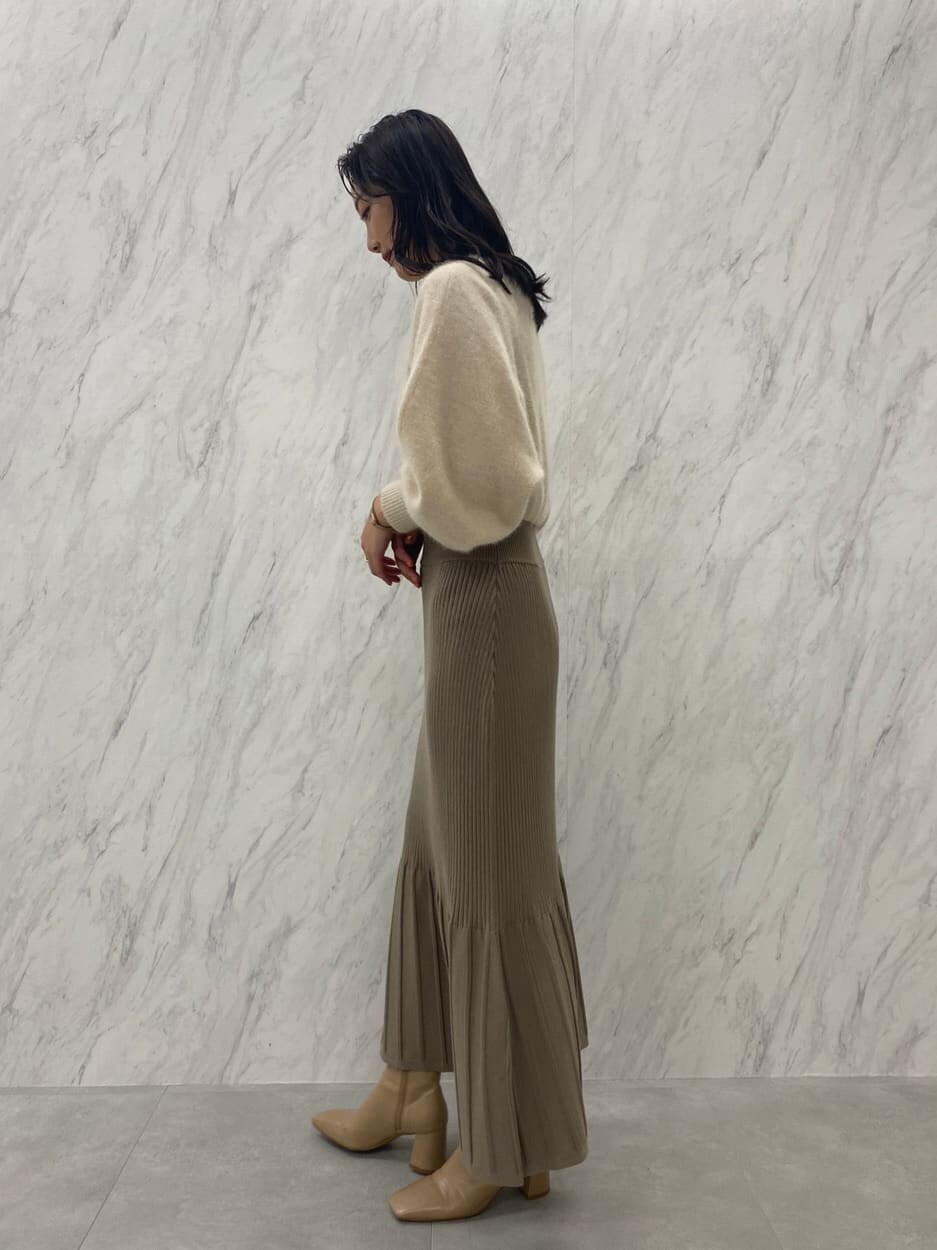 ベージュ系のブーツ、ブルー系のその他アウター、ホワイト系のワンピースを着用したレディースの夏コーディネートの8枚目の写真