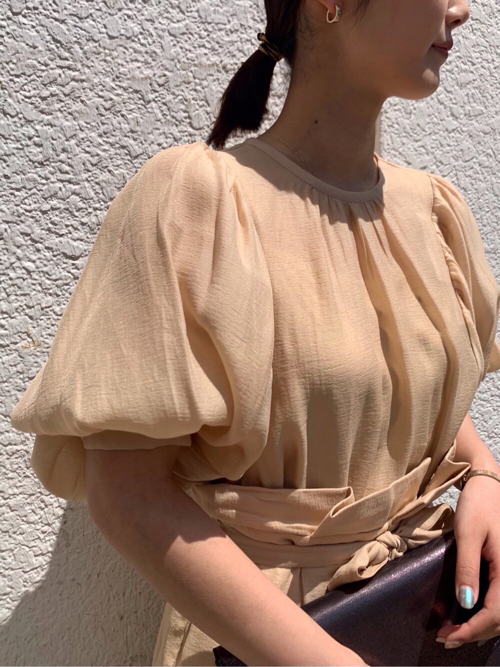 ベージュ系のシャツ/ブラウス、ベージュ系のその他パンツを着用したレディースの春コーディネートの4枚目の写真