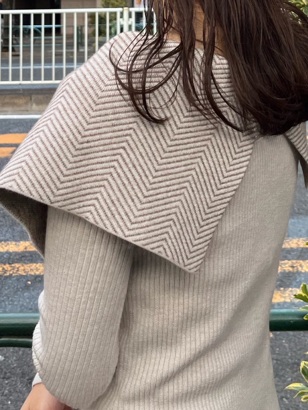 ベージュ系のブーツ、ホワイト系のワンピースを着用したレディースの冬コーディネートの9枚目の写真