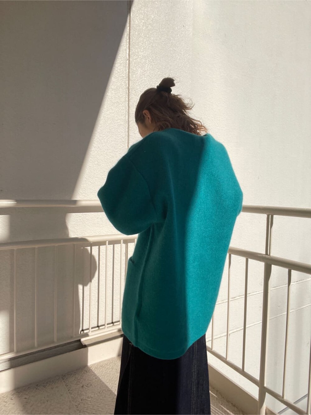 ブラック系のその他シューズ、ブルー系のデニムスカート、ホワイト系のニット/セーターを着用したレディースの冬コーディネートの8枚目の写真