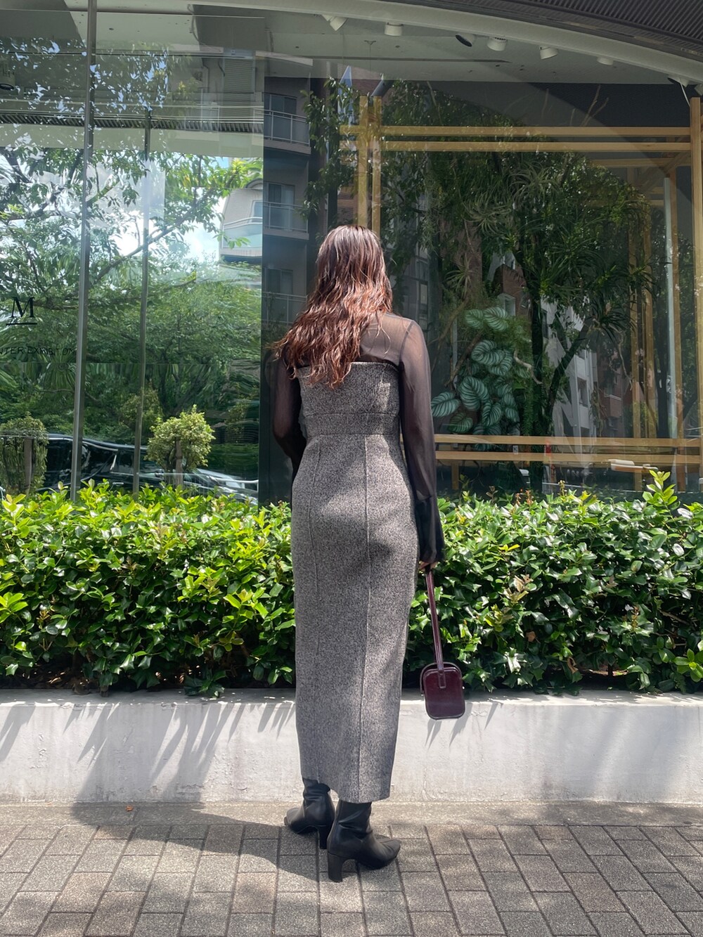 ブラック系のTシャツ/カットソー、その他のワンピース、ブラック系のブーツを着用したレディースの夏コーディネートの4枚目の写真