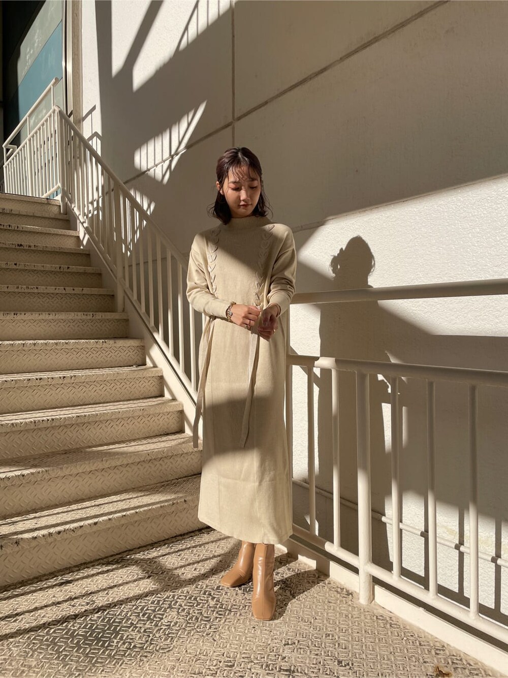 ベージュ系のその他シューズ、ホワイト系のワンピースを着用したレディースの冬コーディネートの2枚目の写真