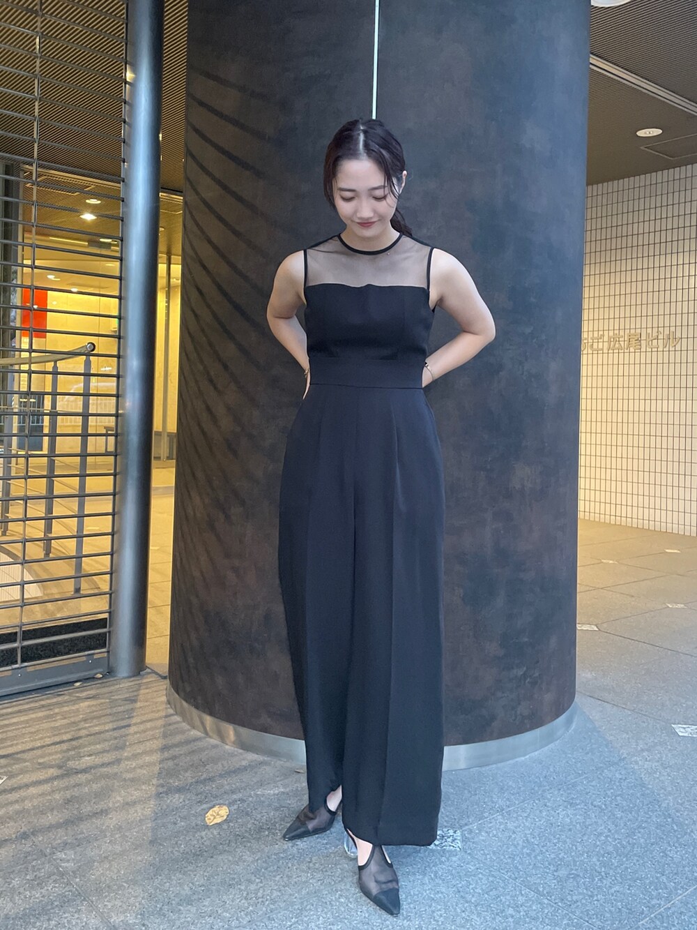 ブラック系のパンプス、ブラック系のパンツドレスを着用したレディースの秋コーディネートの8枚目の写真