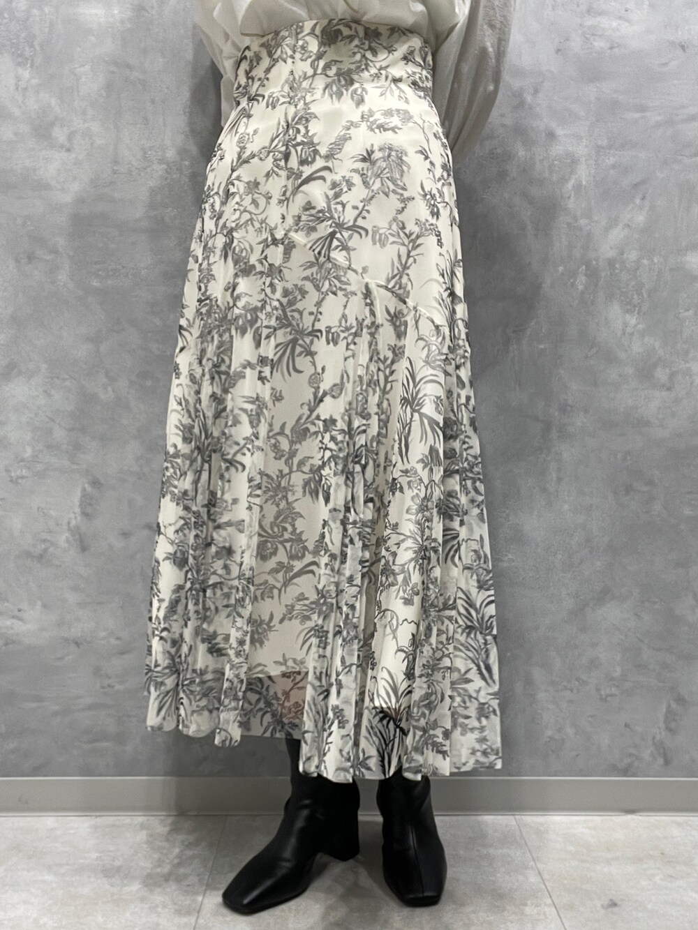 ホワイト系のカーディガン/ボレロ、ホワイト系のシャツ/ブラウス、ホワイト系のスカートを着用したレディースの冬コーディネートの10枚目の写真