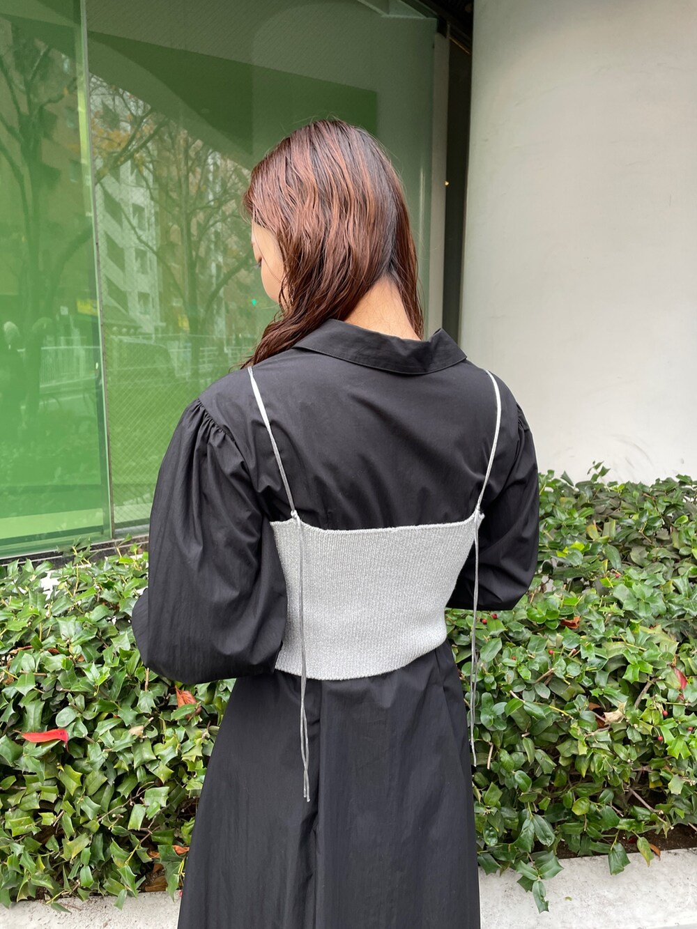 ブラック系のスニーカー、ブラック系のシャツワンピースを着用したレディースの冬コーディネートの9枚目の写真