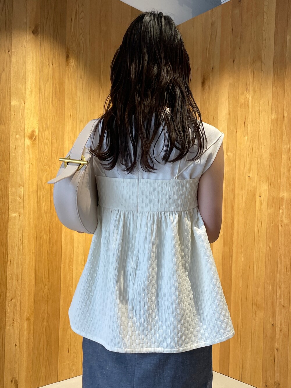 その他のサンダル、ホワイト系のハンドバッグ、ブルー系のスカートを着用したレディースの春コーディネートの8枚目の写真