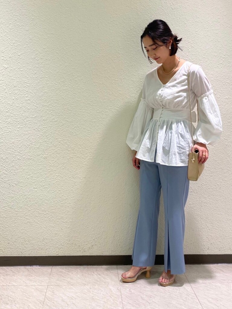 ブルー系のその他パンツ、ホワイト系のシャツ/ブラウス、その他のパンプスを着用したレディースの冬コーディネートの2枚目の写真