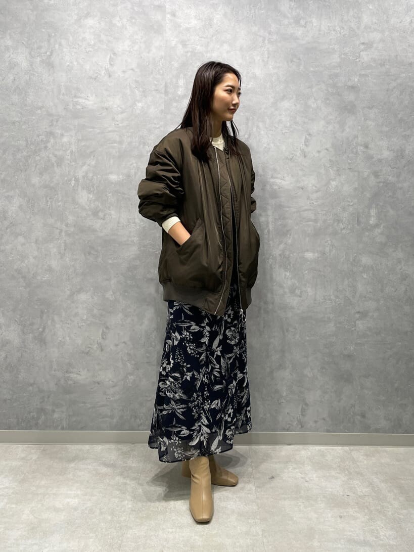 ブルー系のスカート、ブルー系のスカート、ベージュ系のブーツを着用したレディースの秋コーディネートの4枚目の写真