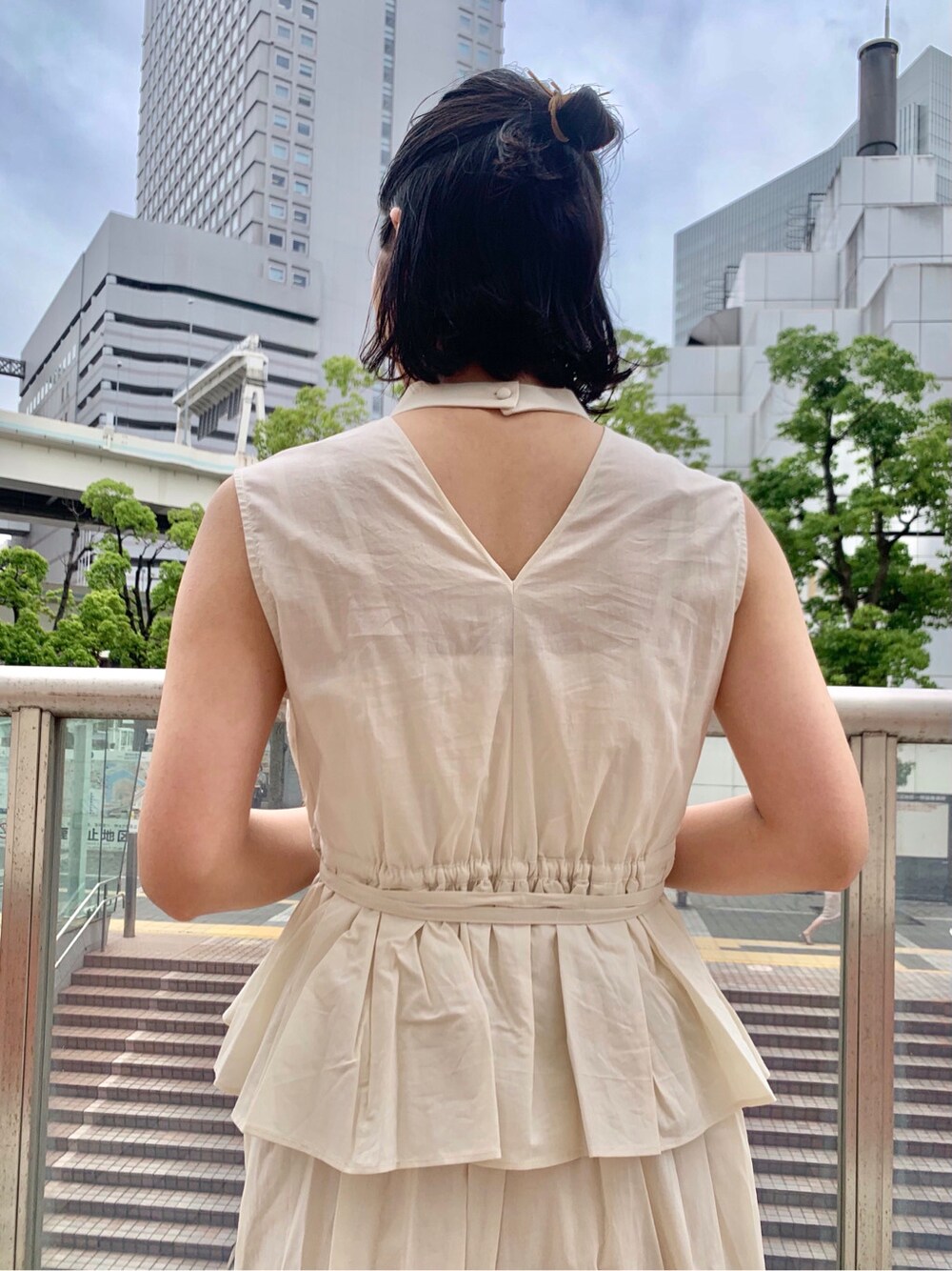 ブラウン系のサンダル、ホワイト系のワンピースを着用したレディースの夏コーディネートの3枚目の写真