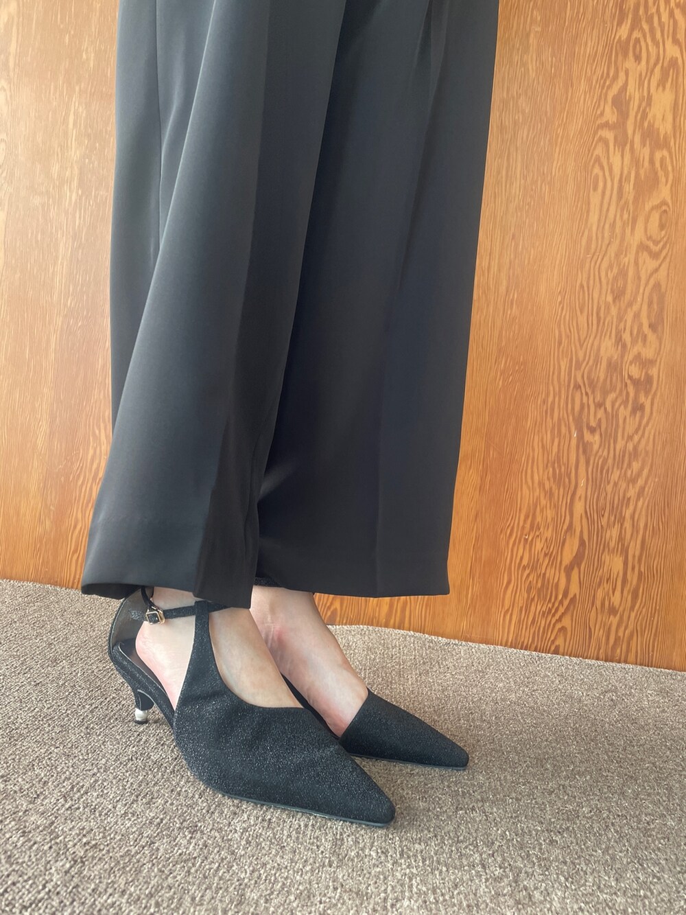 ブラック系のパンプス、その他のパンツドレスを着用したレディースの春コーディネートの8枚目の写真