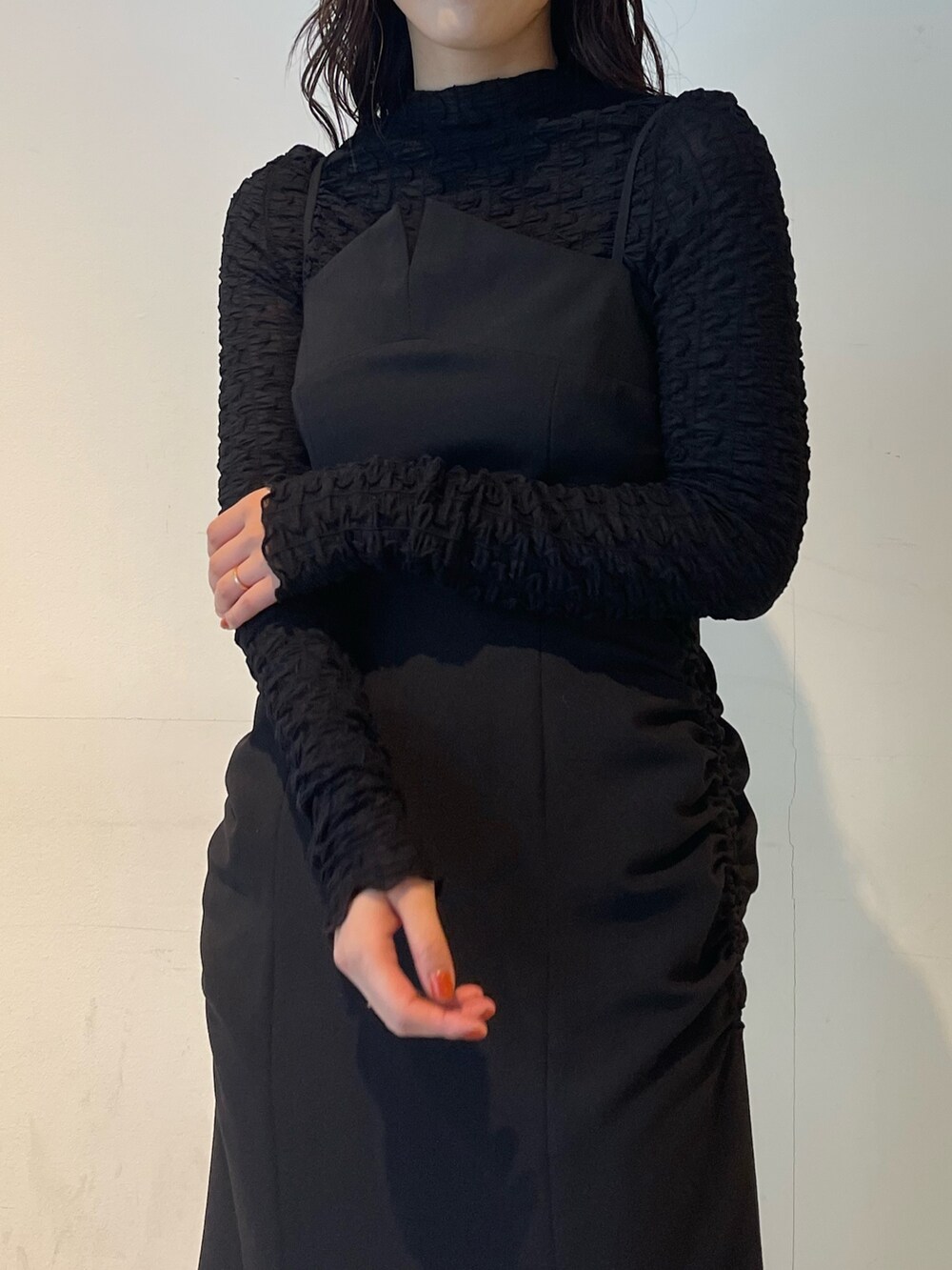 ブラック系のワンピース、ブラック系のTシャツ/カットソー、イエロー系のサンダルを着用したレディースの冬コーディネートの2枚目の写真