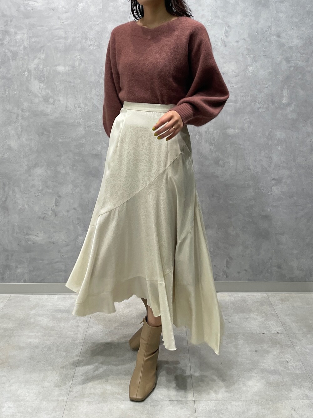 ベージュ系のブーツ、ホワイト系のスカート、ピンク系のニット/セーターを着用したレディースの冬コーディネートの7枚目の写真