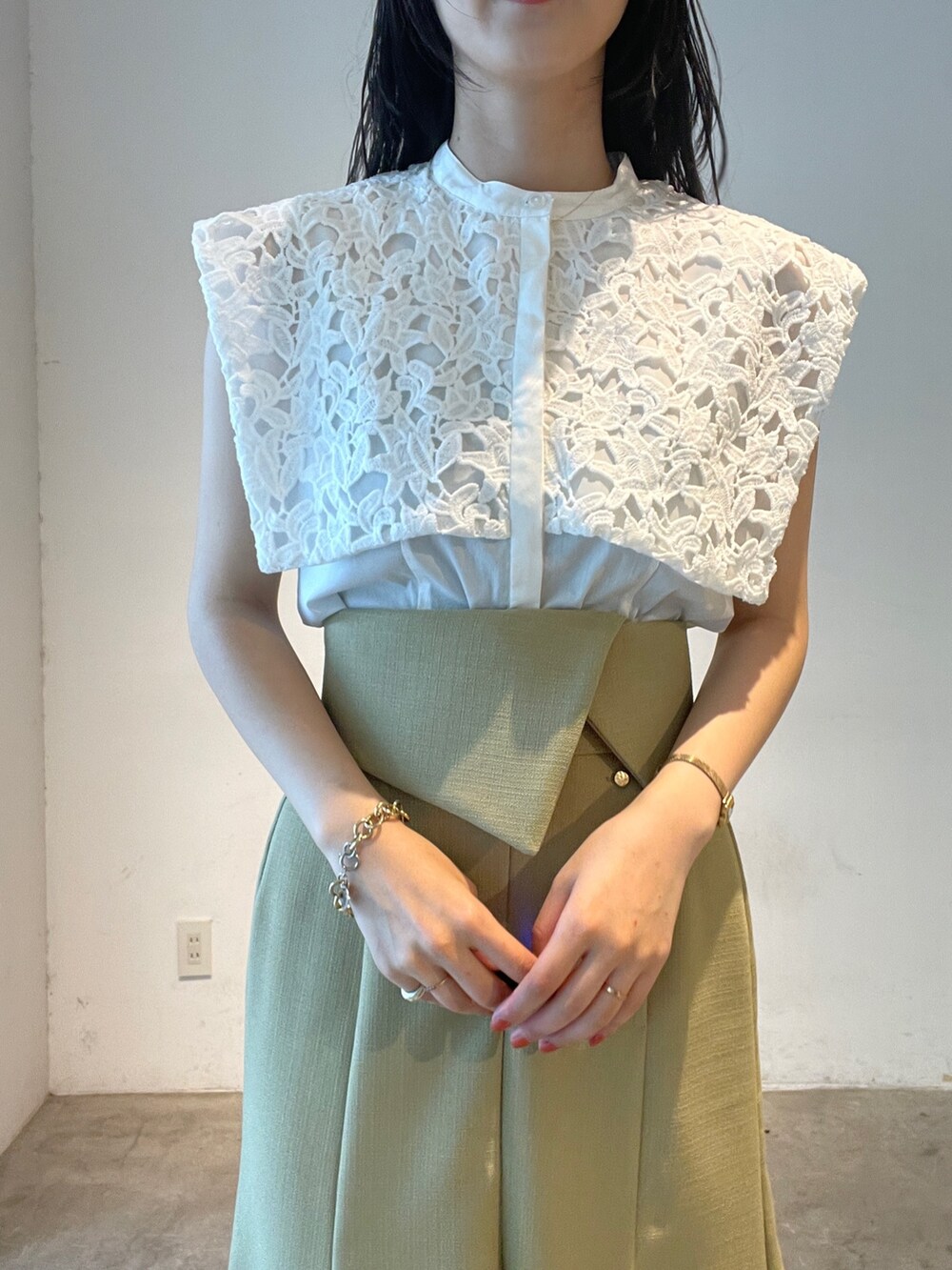 ホワイト系のシャツ/ブラウス、ベージュ系のサンダル、イエロー系のスカートを着用したレディースの夏コーディネートの8枚目の写真