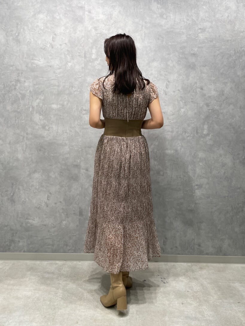 ベージュ系のワンピース、ベージュ系のブーツ、イエロー系のカーディガン/ボレロを着用したレディースの秋コーディネートの8枚目の写真