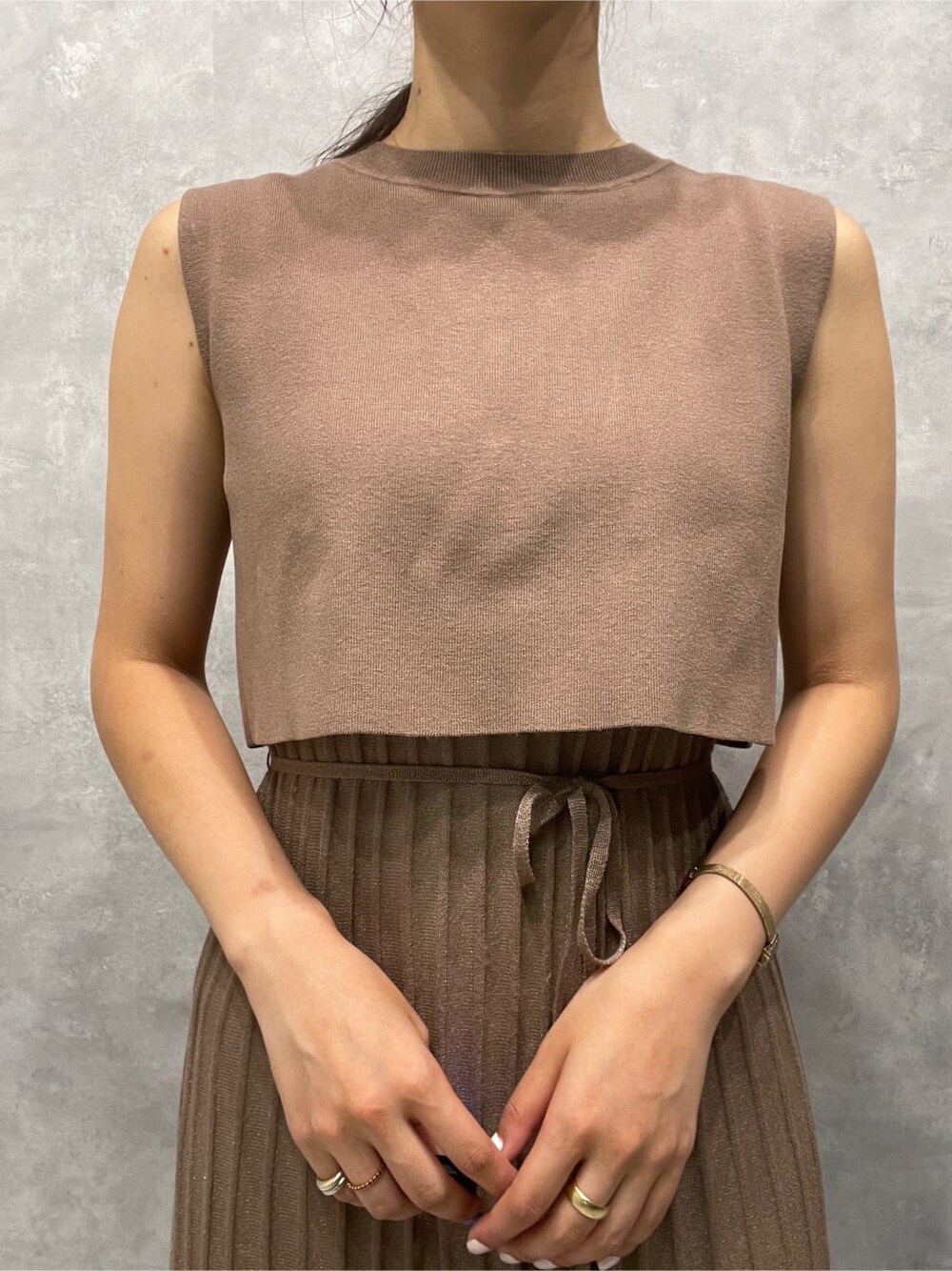 ブラウン系のワンピース、ホワイト系のパンプスを着用したレディースの夏コーディネートの5枚目の写真