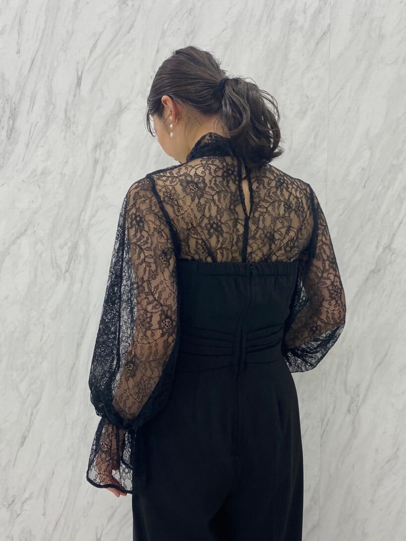 ピンク系のクラッチバッグ、ブラック系のシャツ/ブラウス、ピンク系のパンプスを着用したレディースの夏コーディネートの6枚目の写真