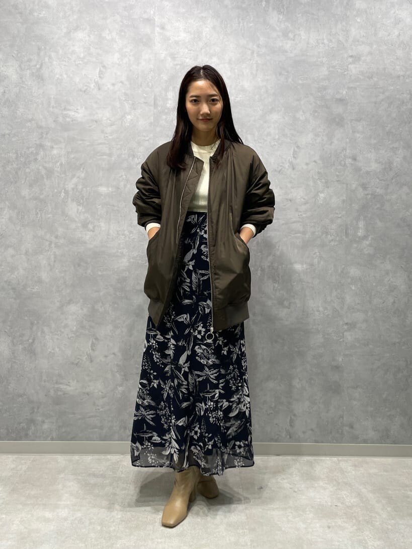 ブルー系のスカート、ブルー系のスカート、ベージュ系のブーツを着用したレディースの秋コーディネートの3枚目の写真