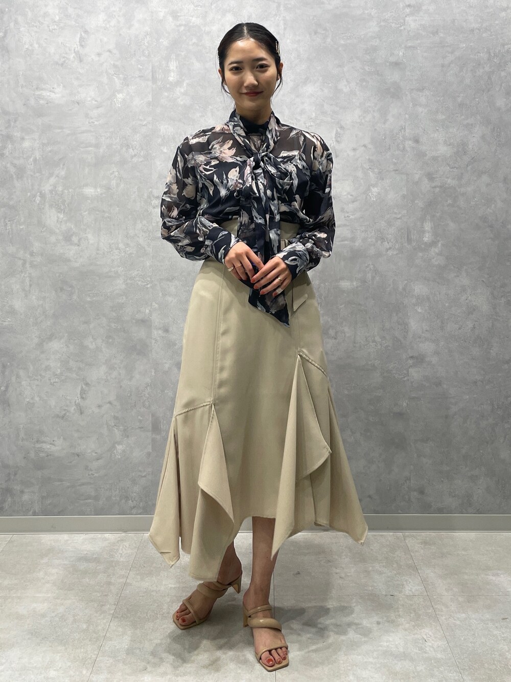 ベージュ系のサンダル、ホワイト系のスカート、ブルー系のシャツ/ブラウスを着用したレディースの冬コーディネートの2枚目の写真