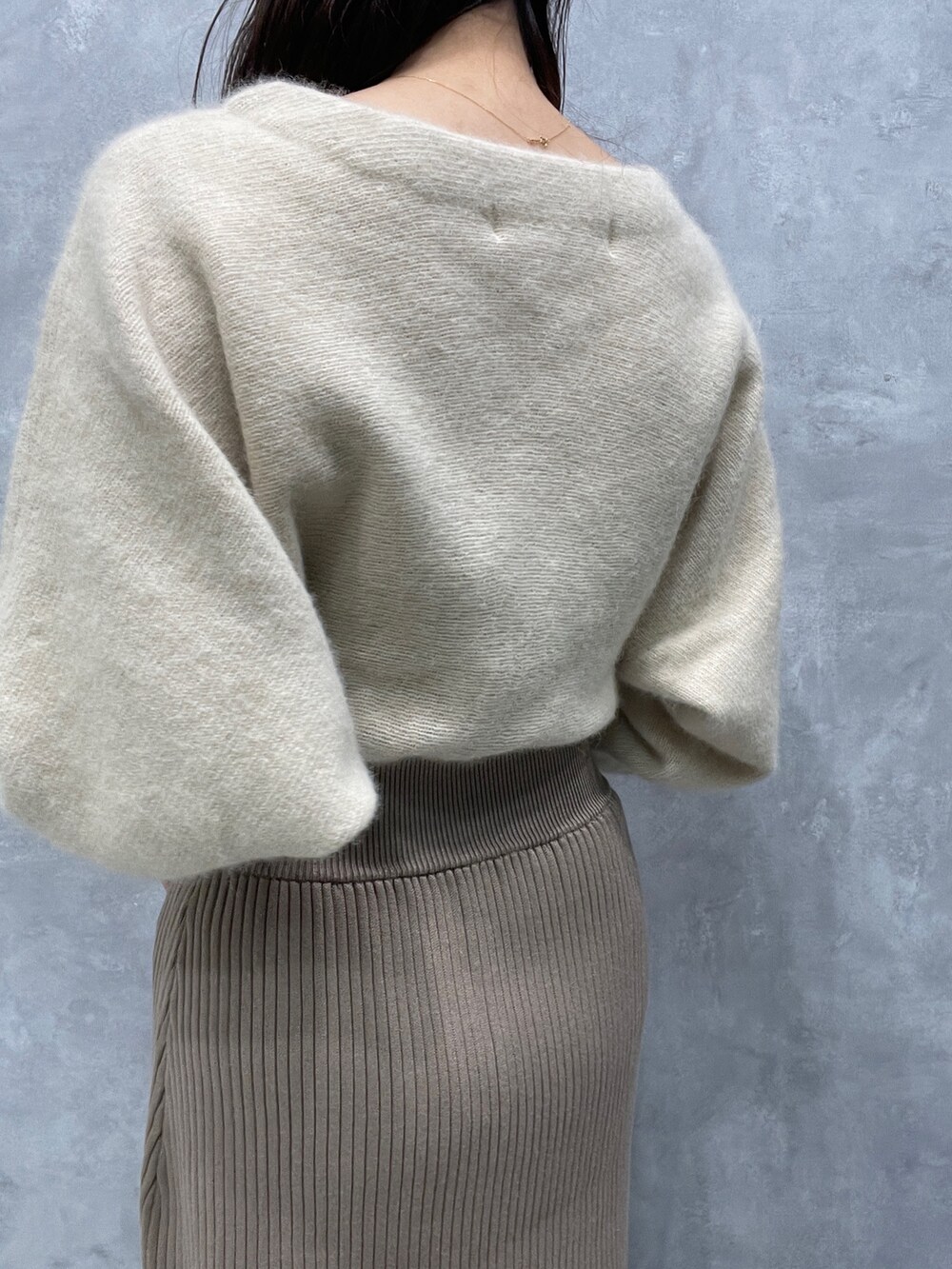 ホワイト系のワンピース、ベージュ系のブーツを着用したレディースの秋コーディネートの8枚目の写真