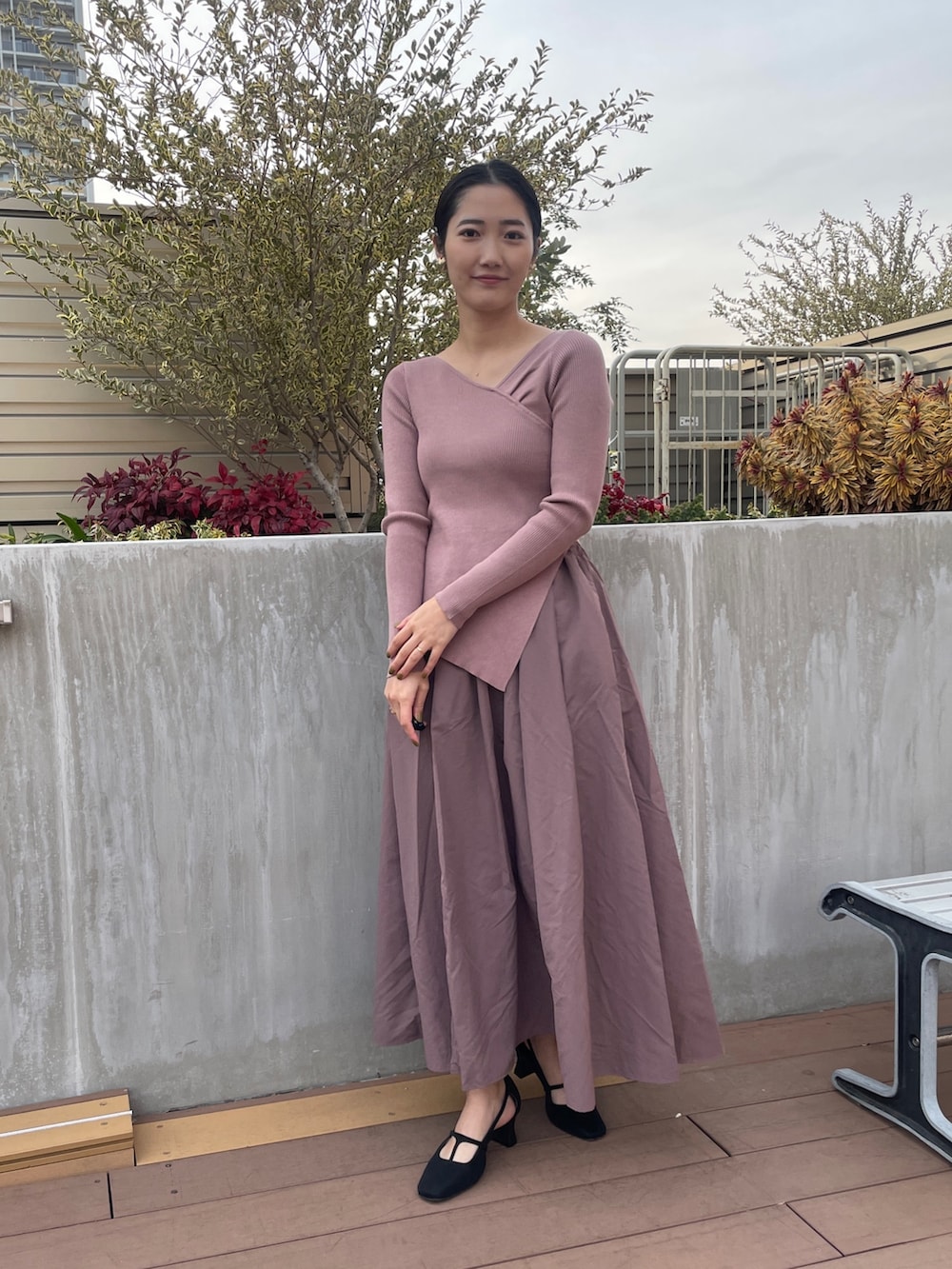 ホワイト系のトレンチコート、ブラック系のパンプス、ピンク系のワンピースを着用したレディースの冬コーディネートの7枚目の写真