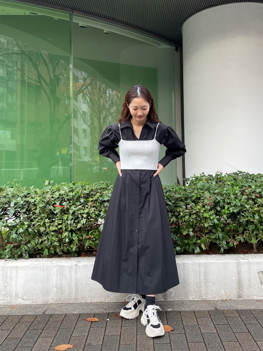 ブラック系のスニーカー、ブラック系のシャツワンピースを着用したレディースの冬コーディネートの2枚目の写真