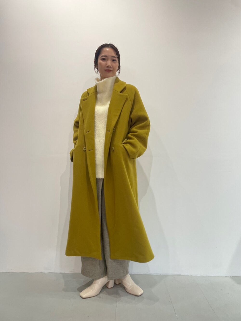 ホワイト系のニット/セーター、ベージュ系のその他パンツ、ホワイト系のブーツを着用したレディースの夏コーディネートの3枚目の写真