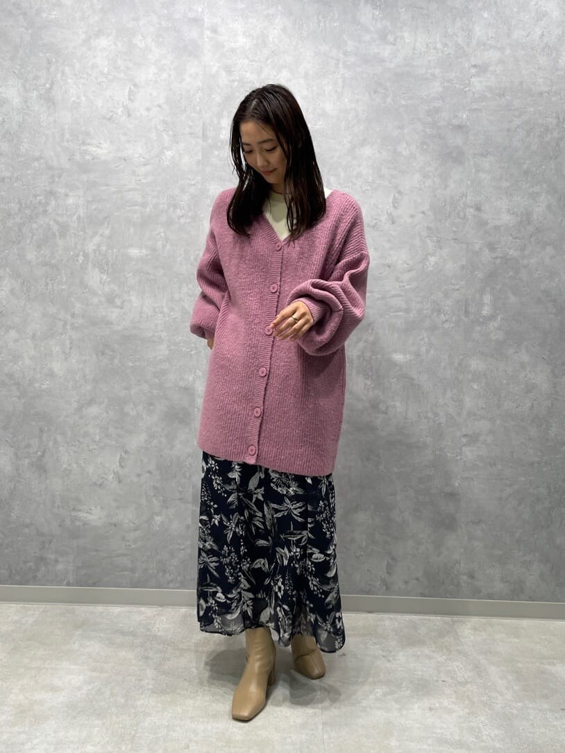 ブルー系のスカート、ブルー系のスカート、ベージュ系のブーツを着用したレディースの秋コーディネートの4枚目の写真