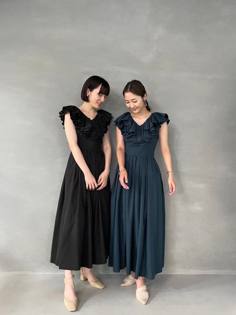 ベージュ系のパンプス、グリーン系のドレス、シルバー系のバレッタ/ヘアクリップを着用したレディースの夏コーディネートの8枚目の写真