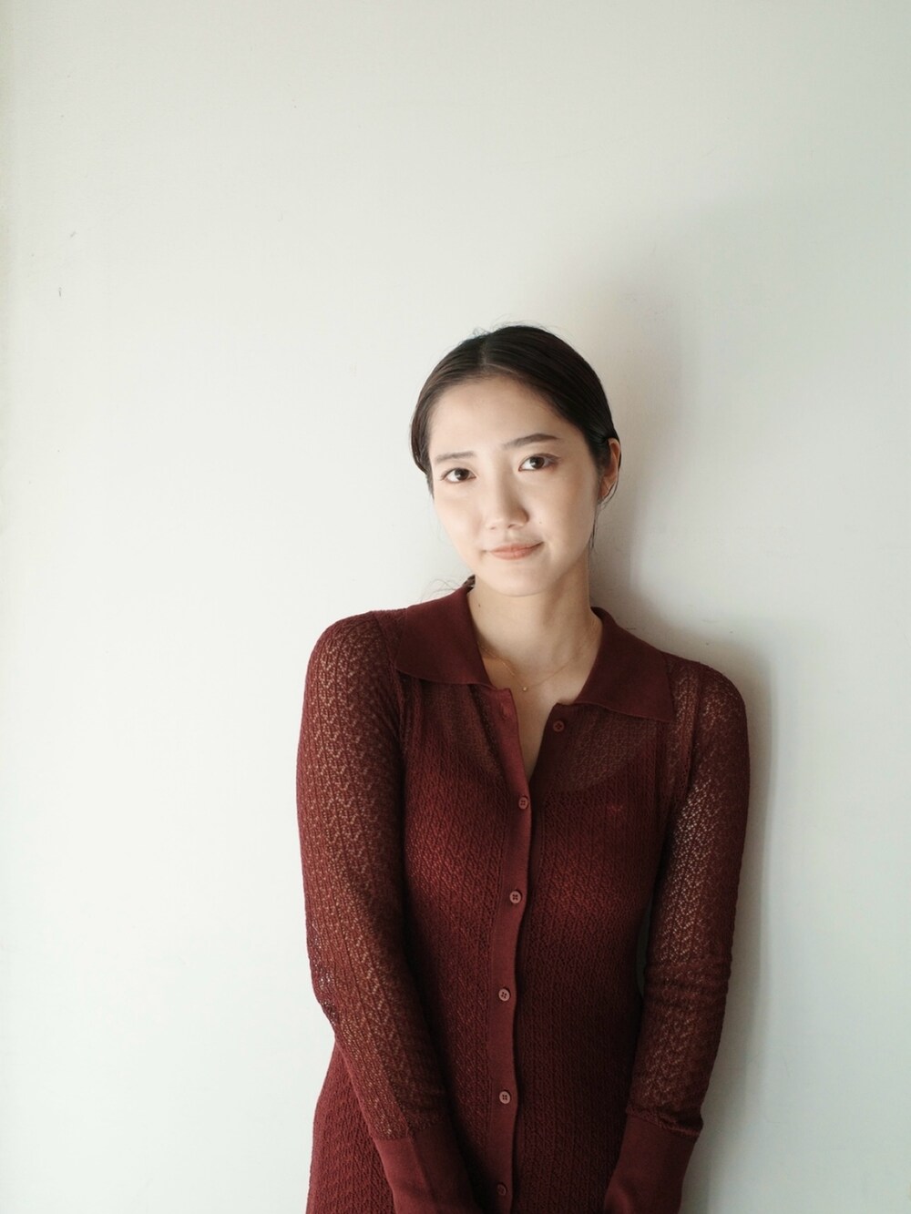 パープル系のワンピース、ブラック系のブーツ、ブラック系のショルダーバッグを着用したレディースの夏コーディネートの6枚目の写真