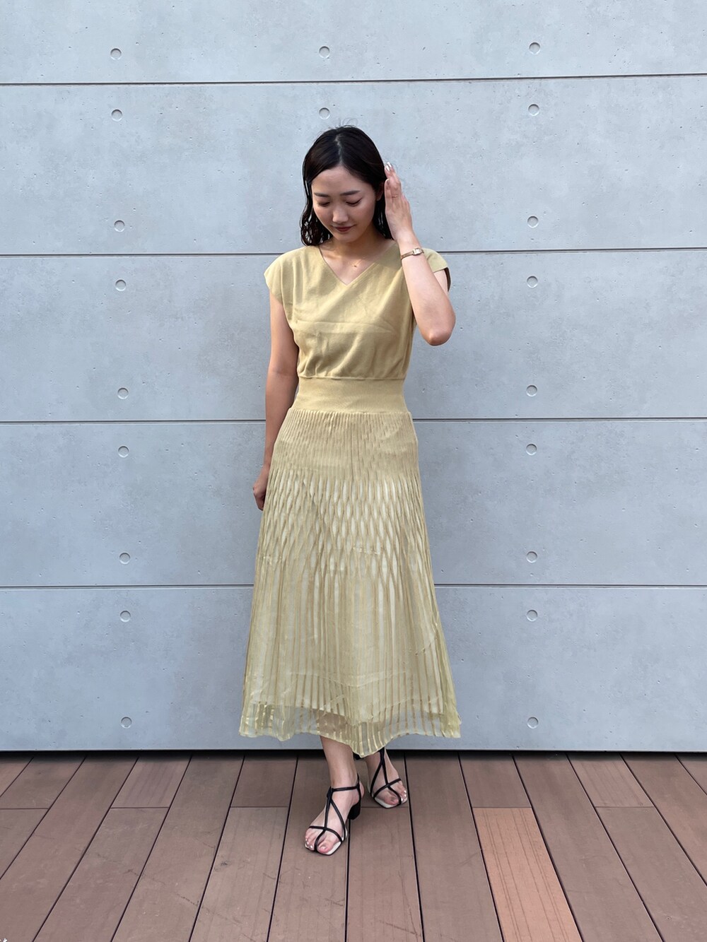 グリーン系のワンピース、ブラック系のサンダルを着用したレディースの夏コーディネートの4枚目の写真