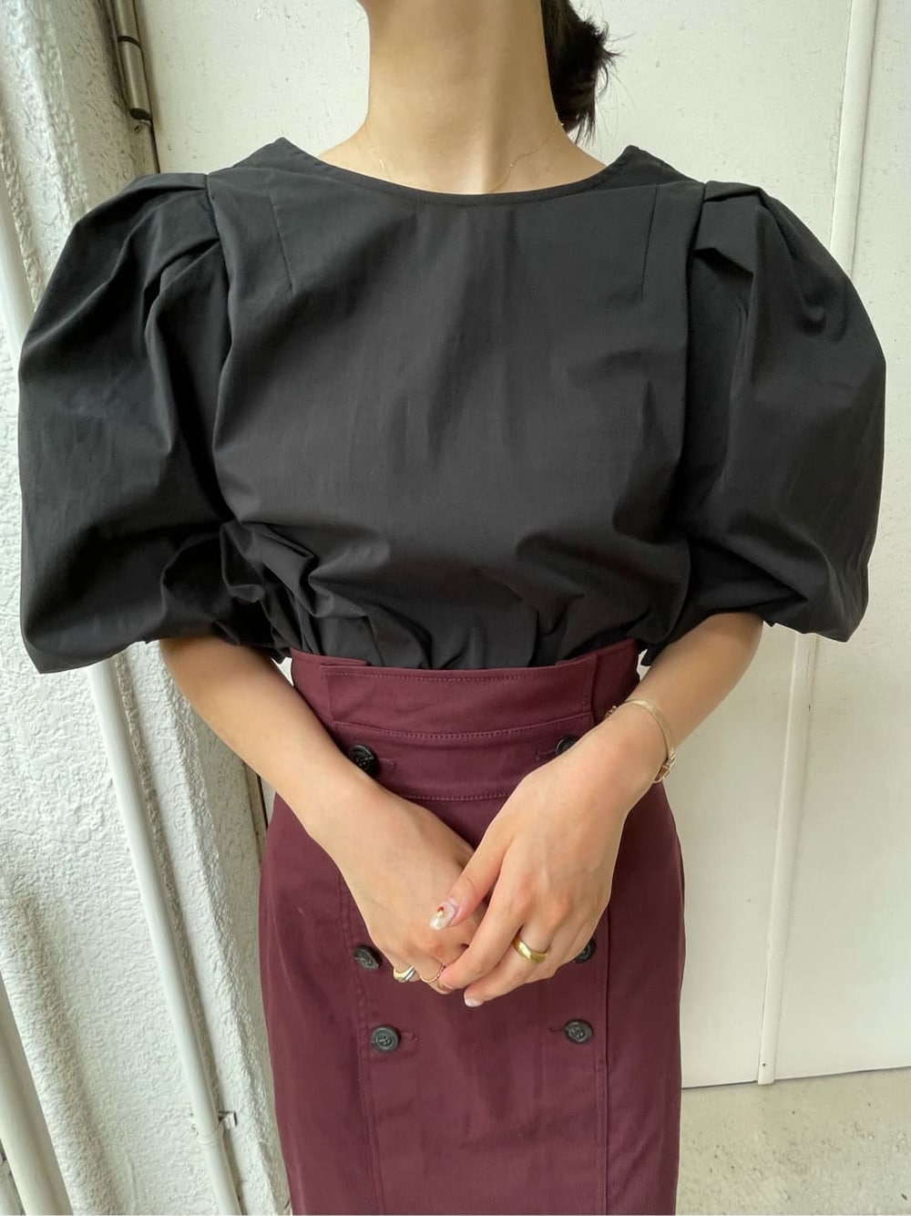 ブラック系のシャツ/ブラウス、レッド系のスカートを着用したレディースの夏コーディネートの5枚目の写真