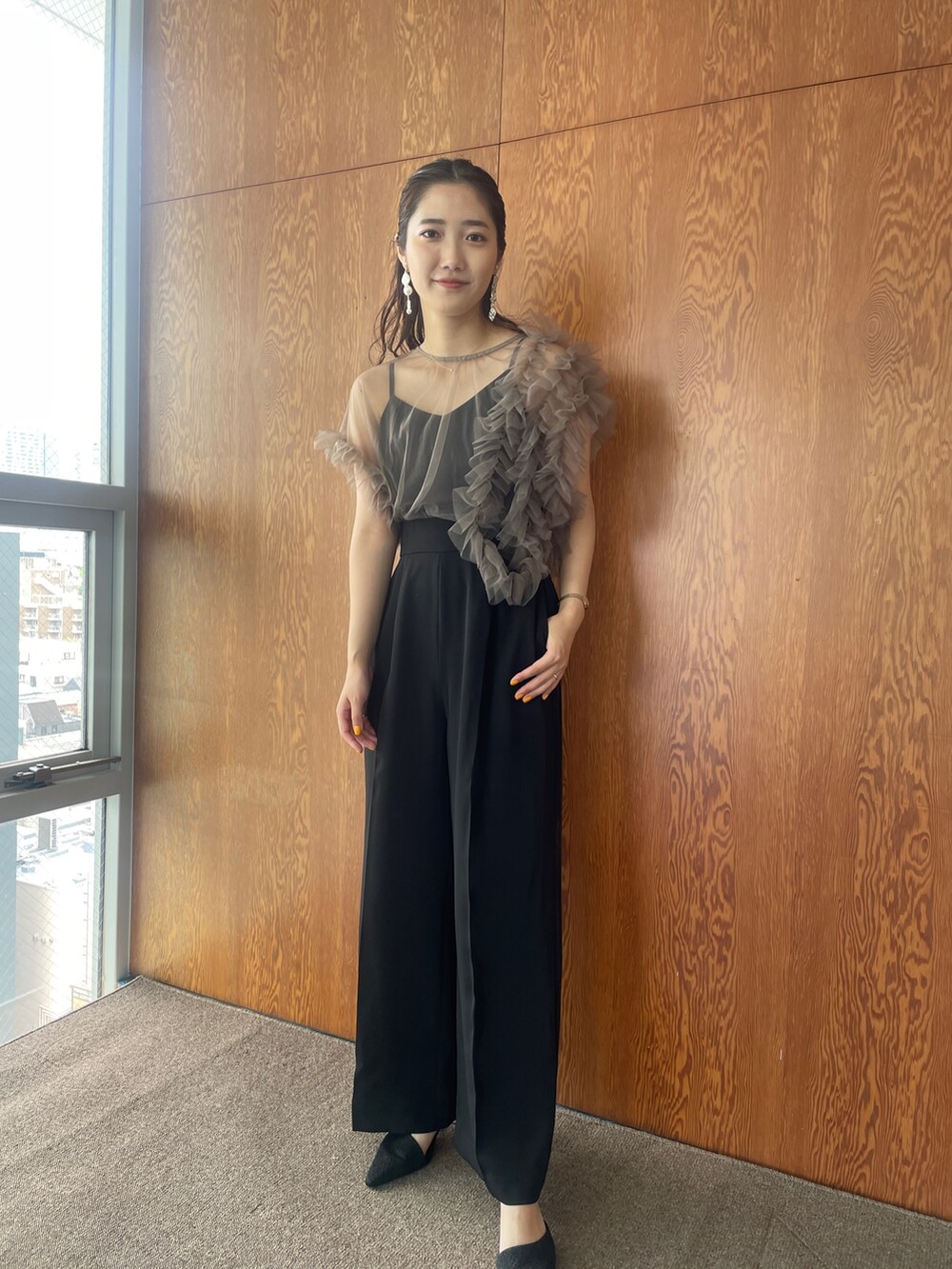 ブラック系のパンプス、その他のパンツドレスを着用したレディースの春コーディネートの3枚目の写真