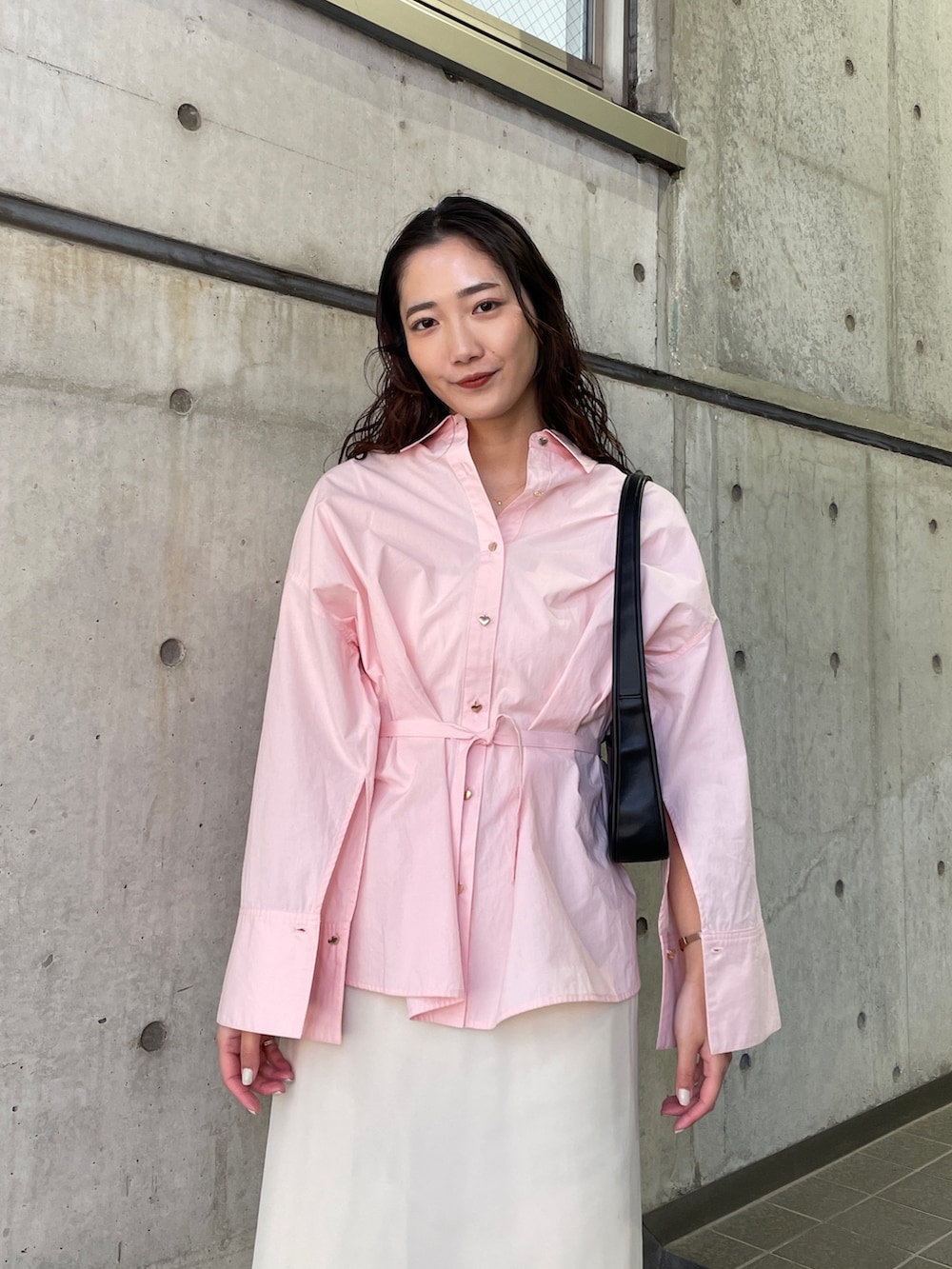 ピンク系のシャツ/ブラウス、ブラック系のパンプス、ホワイト系のスカートを着用したレディースの冬コーディネートの8枚目の写真