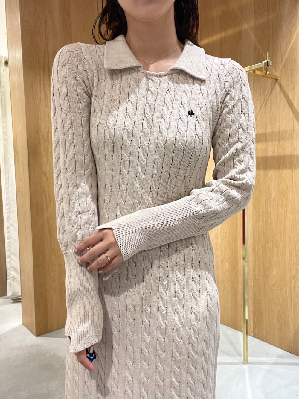 ホワイト系のワンピース、ブラック系のローファー、グレー系のキャップを着用したレディースの秋コーディネートの6枚目の写真