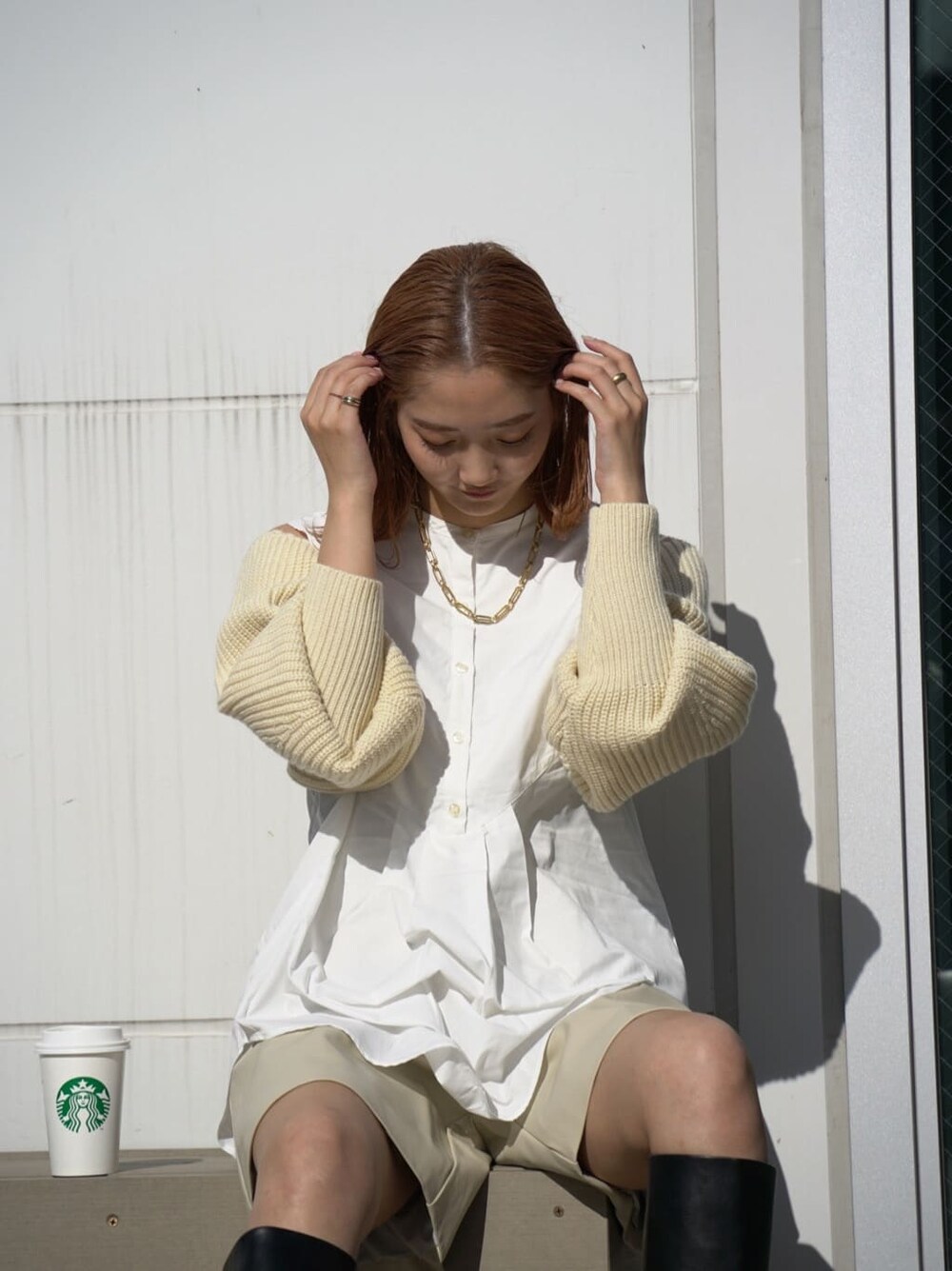 ブラック系のブーツ、ホワイト系のその他パンツ、ホワイト系のシャツ/ブラウスを着用したレディースの秋コーディネートの5枚目の写真