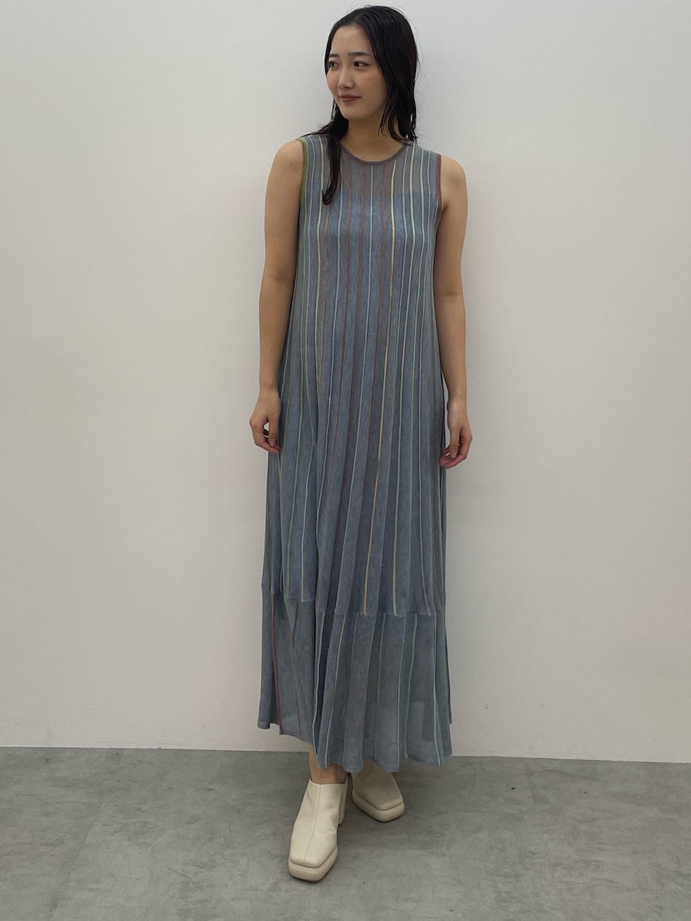 ホワイト系のサンダル、ブルー系のワンピースを着用したレディースの春コーディネートの2枚目の写真