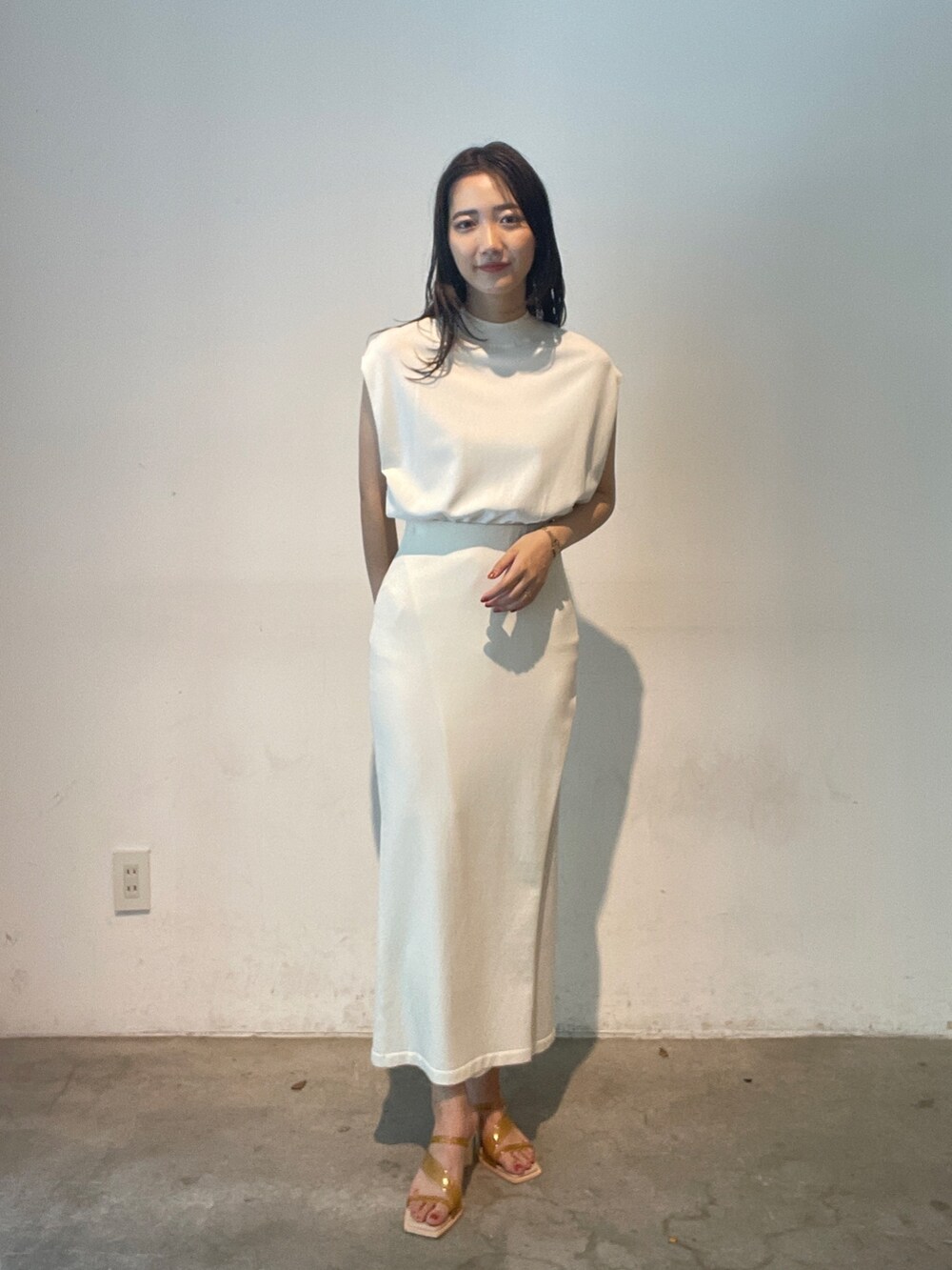 ホワイト系のスカート、ホワイト系のニット/セーター、イエロー系のサンダルを着用したレディースの夏コーディネートの7枚目の写真