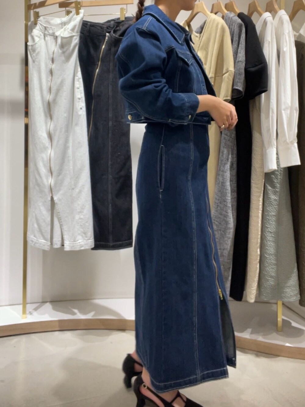 ブルー系のワンピース、ブルー系のデニムジャケット、ブラック系のパンプスを着用したレディースの冬コーディネートの4枚目の写真