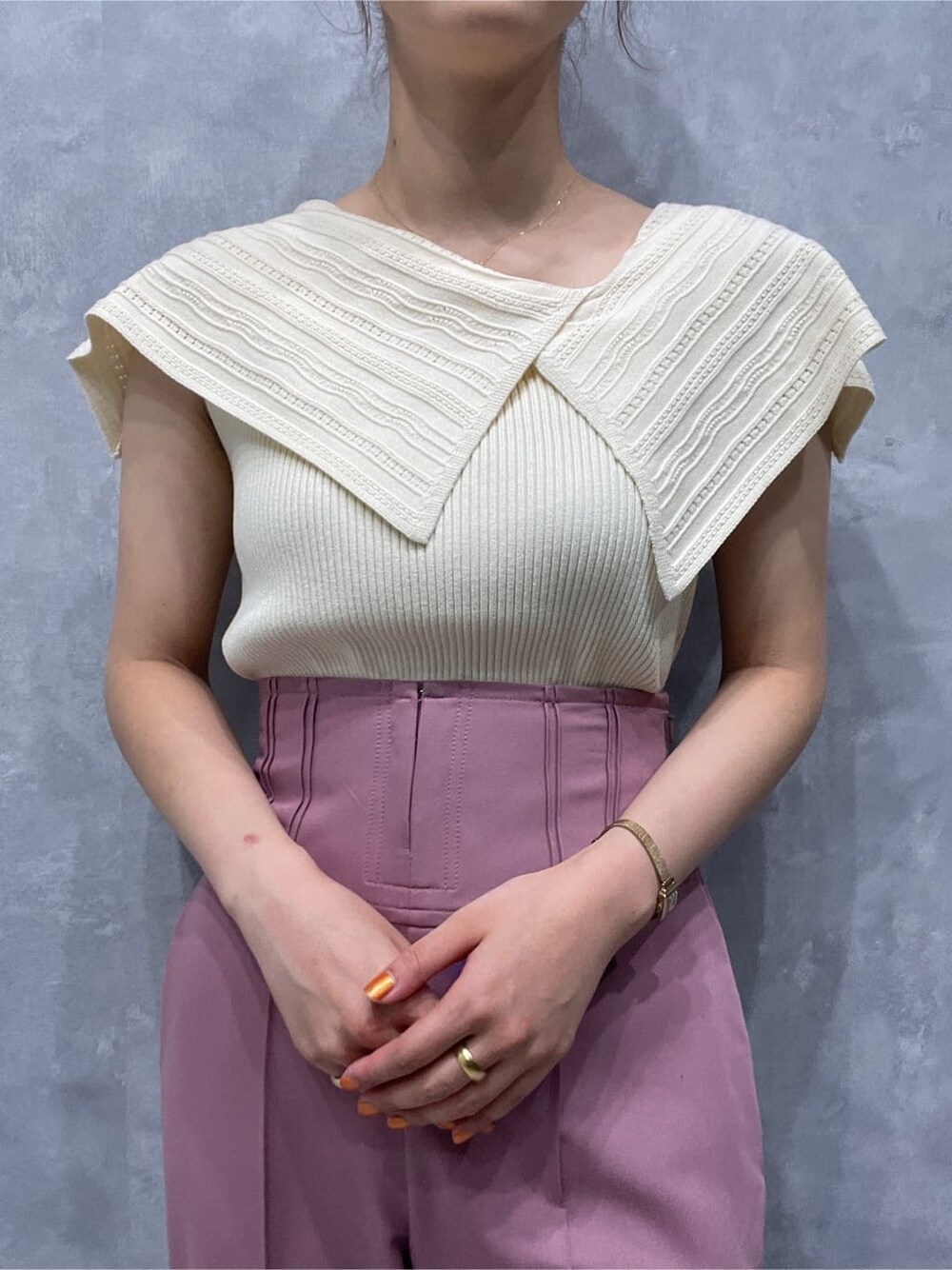 ピンク系のその他パンツ、ベージュ系のサンダル、ホワイト系のニット/セーターを着用したレディースの春コーディネートの5枚目の写真