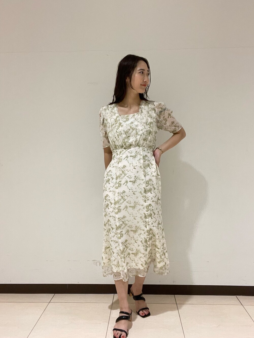 ブラック系のサンダル、ホワイト系のワンピースを着用したレディースの春コーディネートの3枚目の写真