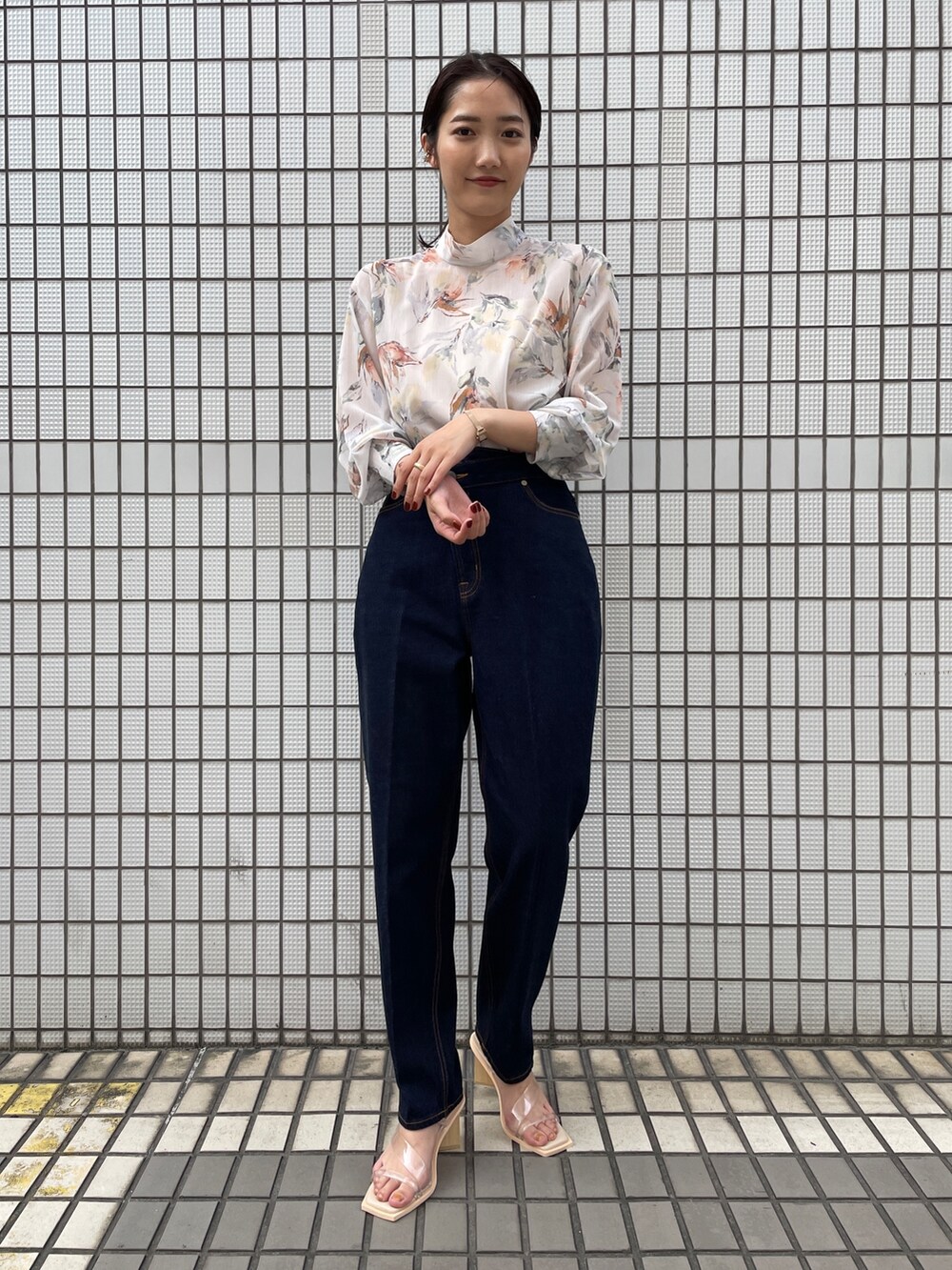 その他のサンダル、ホワイト系のシャツ/ブラウス、ブルー系のデニムパンツを着用したレディースの冬コーディネートの6枚目の写真