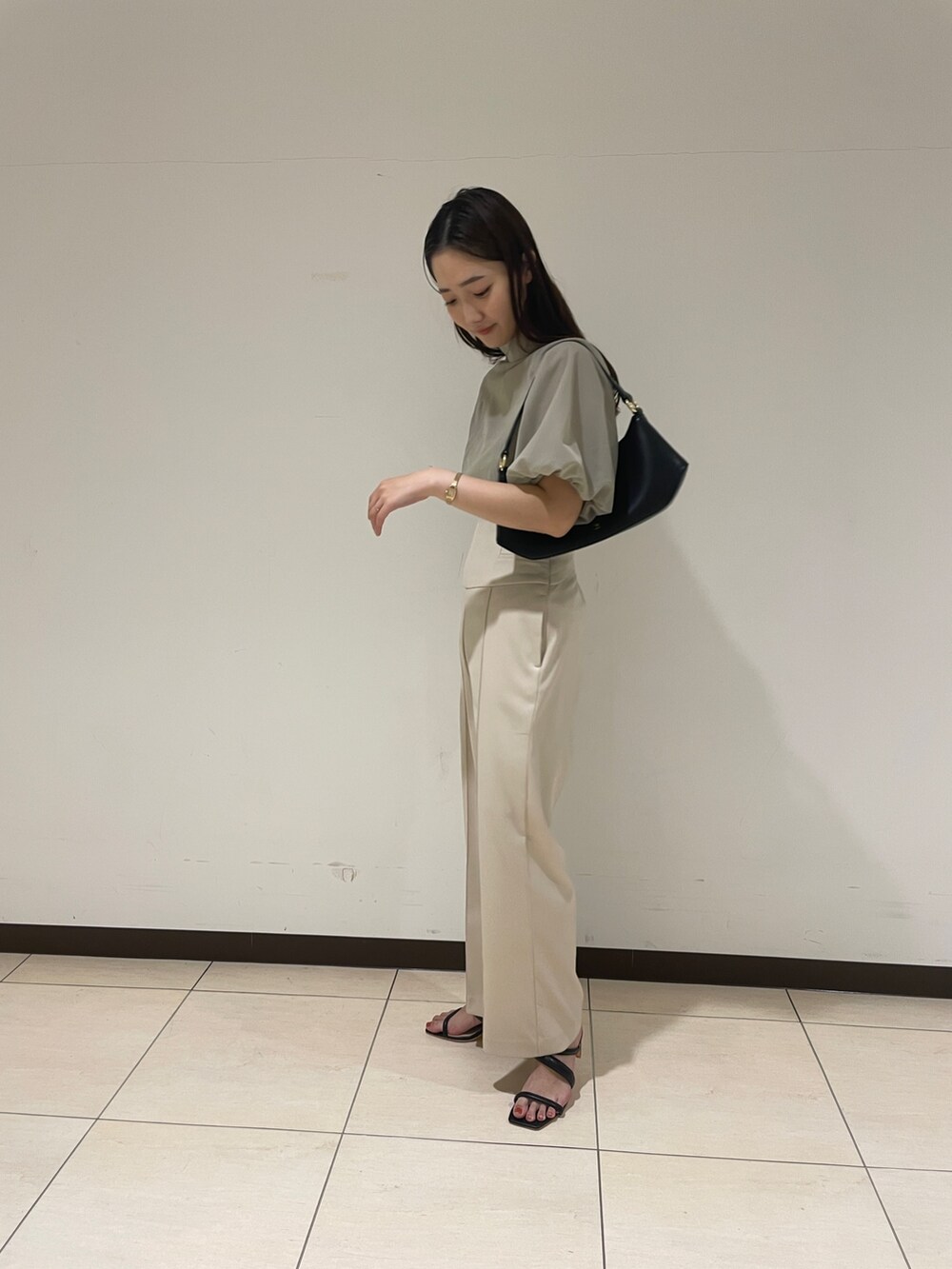 ホワイト系のその他パンツ、グリーン系のシャツ/ブラウス、ブラック系のハンドバッグを着用したレディースの春コーディネートの6枚目の写真